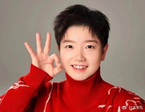 孙颖莎拍杂志笑场，可爱瞬间引关注