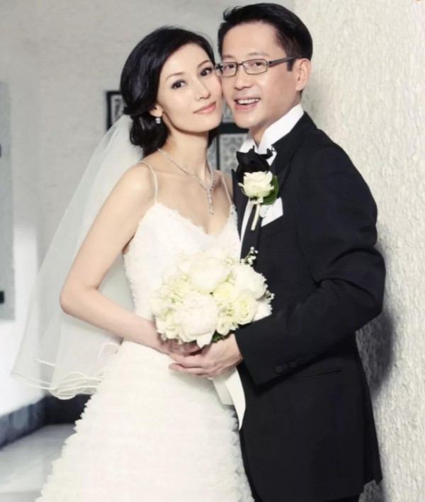 李嘉欣罕晒与老公合照，她甜靠许晋亨肩膀，55岁还是依旧貌美如花