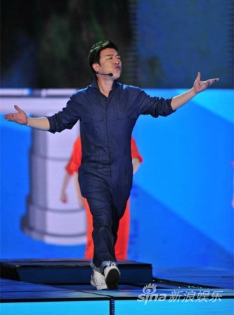 黄渤春晚演唱被调侃“爱马仕穿出蓝翔技校的味道”