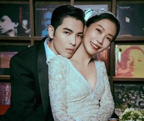 萧敬腾娶大14岁经纪人，16年秘密恋情终曝光，婚后暗藏哪些隐患？