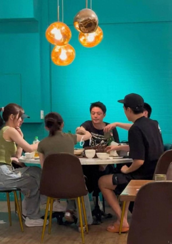 霍建华私下聚会偶遇,四男二女共饮微醺未见妻林心如