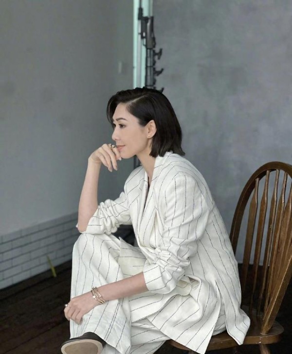 胡定欣罕见携夫同桌，黎耀祥夫妇私宴互动，真相要核实？