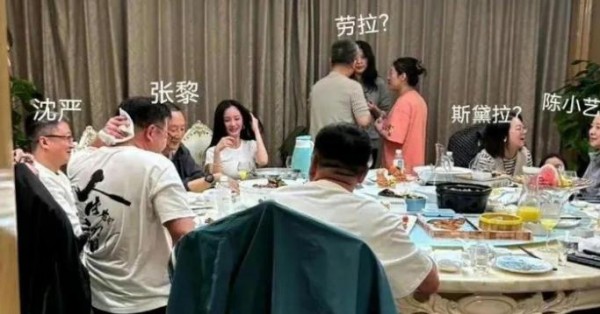 杨幂baby旧照流出！万万没想到，女明星私下里陪大佬吃饭都是素颜出场