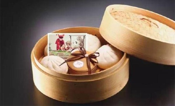 包贝尔和包文婧的婚礼伴手礼