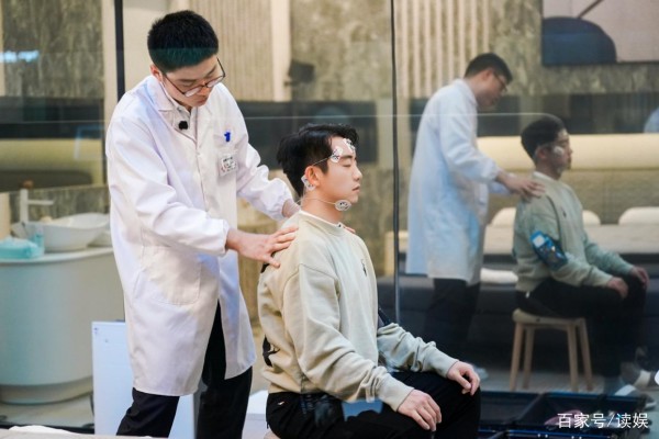 全网首档明星劝睡综艺《11点睡吧》快手热播中