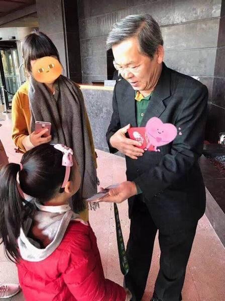 宋仲基爸爸现身心情大好，双宋婚礼安保再升级，只有蚊子能飞进去