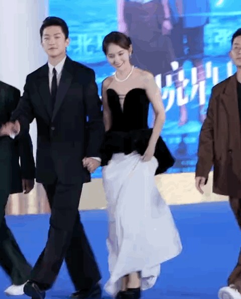 屈楚萧张佳宁把红毯走成了婚礼答谢宴，全程牵手连吴京都在起哄