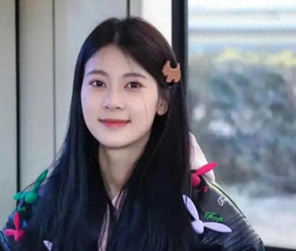 恋情曝光！赵昭仪袁昊深夜约会拥吻被拍，全网热议