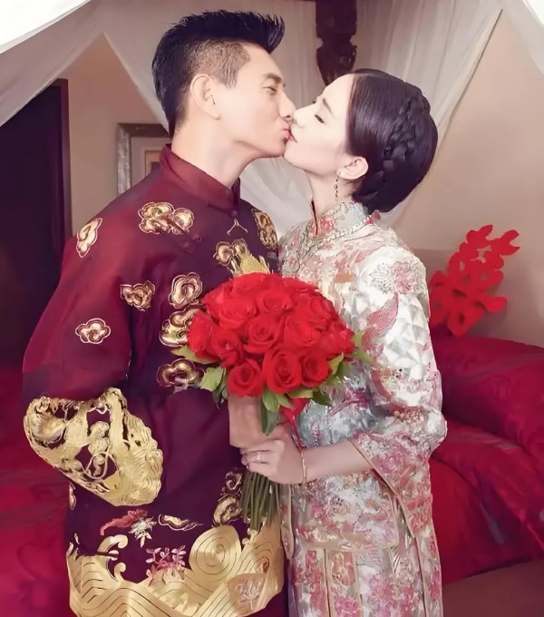 落落大荒2020：明星的婚礼有多奢侈？吴奇隆刘诗诗婚礼耗费近3000要，刘一飞列出了他们婚礼开销的清单[尬笑]：

刘诗诗手捧花用了60万
一对耳环300万
手工制作婚纱300万
一个钻戒1200多万
600多万的彩礼
婚礼现场50万朵鲜花 ，是从荷兰空运来的
在巴厘岛悬崖酒店办婚礼，客人来了就住在这个酒店里，每人一间房，走时还带走一份价值一千多块的伴手礼，人家还不收份子钱

还有：婚鞋，双方礼服...