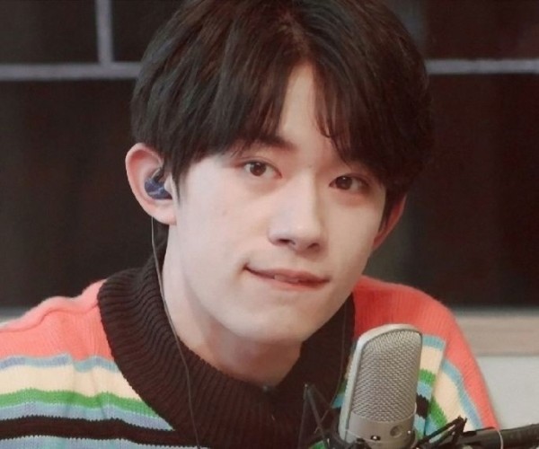 不争不抢却成顶级流量的4位明星，闷声干大事，每个都是热搜大户