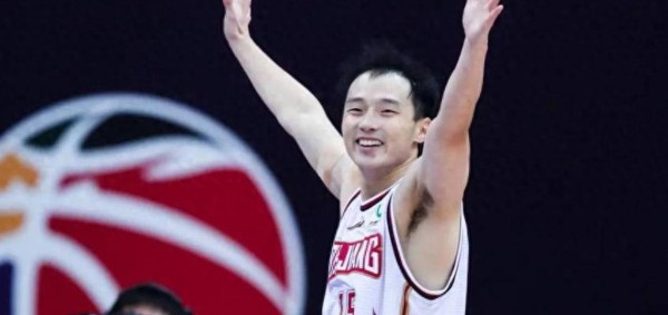 王奕博转会青岛，手续卡流程，球迷热议注册日进展