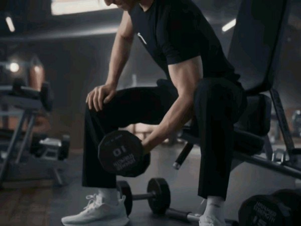 肖战健身照曝光！挥汗秀肌肉张力爆棚，片场单手解扣引尖叫