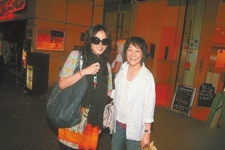 陈家瑛（右）为王菲撑起半边天