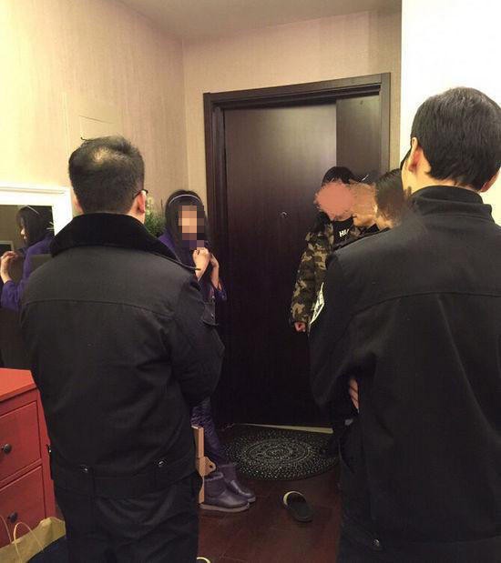 女粉丝私闯明星家中 脱衣裸身躺浴缸泡澡