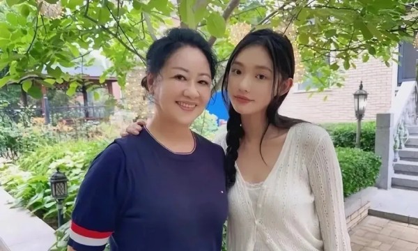 赵二妮麻麻：有位经常和艺人合作的明星月嫂在社交平台发文表示自己要退休了，还晒了一堆和明星艺人的合照。
这些照片里大多是公开已婚已孕的艺人，没想到其中还穿插着一张月嫂和林允的合照。之前本来就一直传林允和沈腾有一腿，林允还给沈腾生了个私生子，现在她和月嫂的合照一出，更让吃瓜群众觉得坐实了这件事。
不过这个瓜呢，之前咱们就说过，假的来着，实际上林允和这个月嫂合照并不是有合作关系，而是林允去朋友家做客遇到...