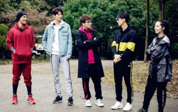 《最美的时光》节目热潮与嘉宾友谊：小聚中的温馨与遗憾