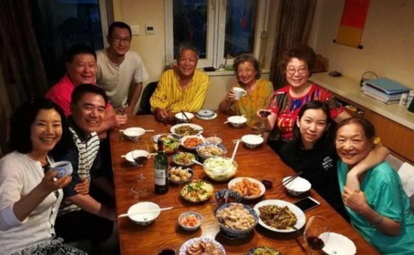 虽然他们住的房子一般，但为什么大半个娱乐圈的明星都往他们家跑