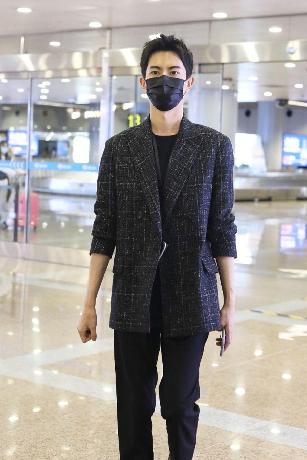 37岁演员于朦胧坠楼身亡：娱乐圈心理健康危机何时休？