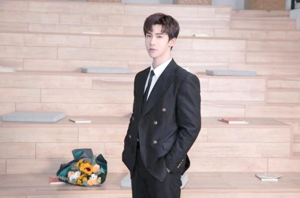 娱乐圈动态解析：明星竞争与职业发展内幕