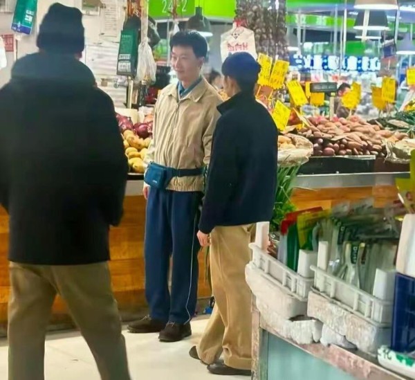 40岁黄轩现身北京菜市场买菜,腰间系着腰包,打扮朴素叔味好重!