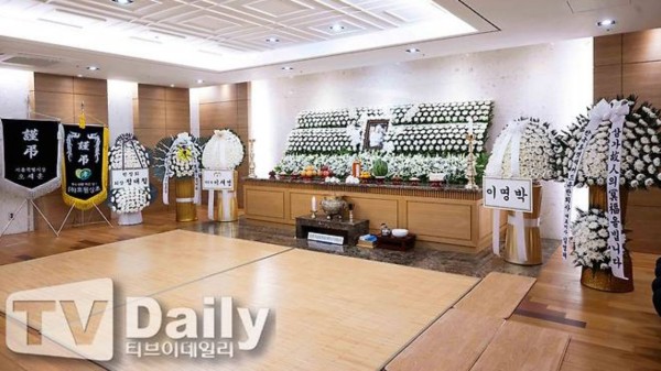 罕见同框在花圈！李在明、李明博两任总统齐悼李顺载，韩国哀悼氛围升至最高点