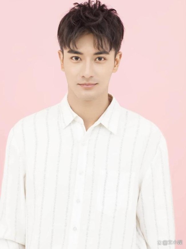 男演员和68岁姐姐拍姐弟恋短剧 引发年龄与艺术底线争议