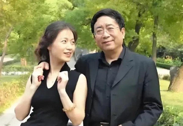 79岁余秋雨近况，和马兰回安徽，丁克多年没孩子，放弃舞台太可惜