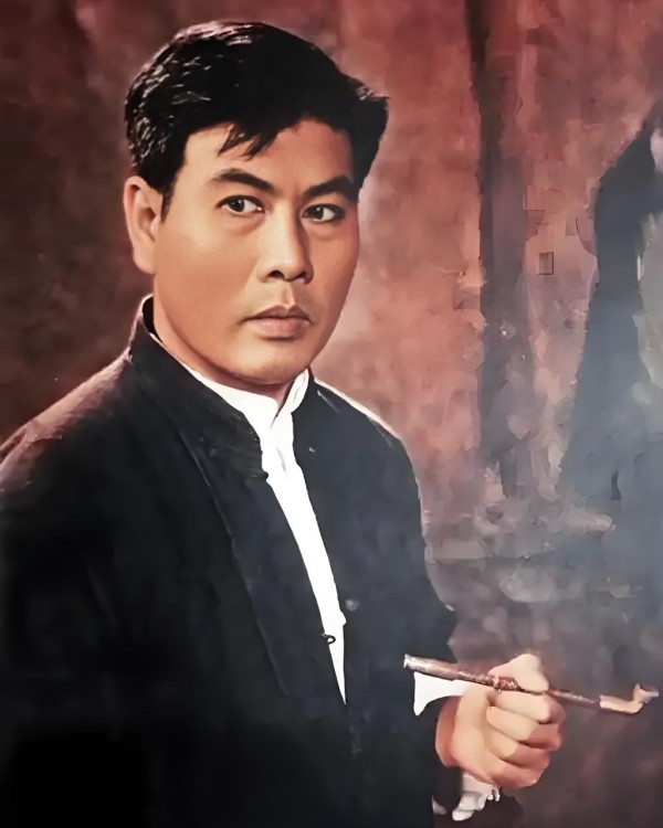 我与君说史：八一电影制片厂演员

李炎最出色的表演，当属《东进序曲》中我新四军首长黄秉光主演。他只身闯入顽固派军营，以有理有利有节的斗争原则，机智沉稳，不卑不亢，舌战各顽固派以及亲日派，大有当年诸葛亮舌战群儒的风采，让人击节叫好。

还有《夺印》中的农村大队党支部何书记，接地气，没有表演痕迹，令人信服。李炎这样出色的表演艺术家，其艺术成就远超22位明星中的个别演员。

老艺术家李炎演我军高层指挥员...