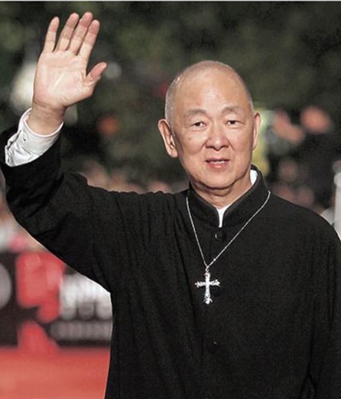 红双喜说娱乐：敢跟李小龙“硬刚”的明星，王羽算一个！

两人都成名于邵氏，但是又各有各自的风格和特点。

李小龙成名时王羽已在邵氏崭露头角，这也得益于王羽的恩师张彻，当年张彻一眼相中年经俊朗、身手不错的王羽，并收他为徒，并力捧他出演多部武侠片，后来更是为他量身定做了《独臂刀》，让他一炮而红。票房更是突破百万大关。

王羽与李小龙的共同之处在于，两人几乎绕过了很多明星前期跑龙套的经历，出道即巅峰，两...