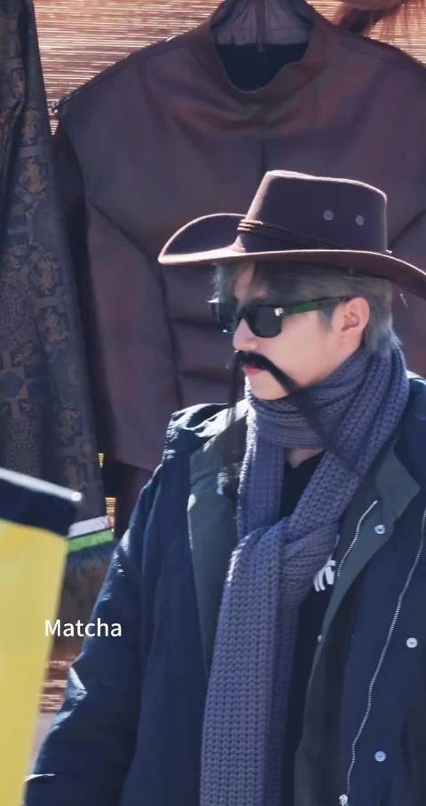 刘耀文新造型亮相,长胡子牛仔帽颠覆形象