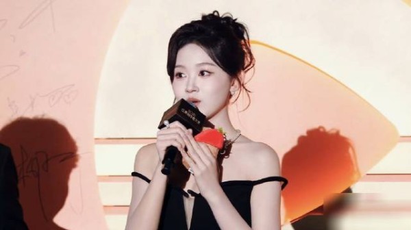 红果短剧红毯ing 刘蓝鸽! 这个身段 美!