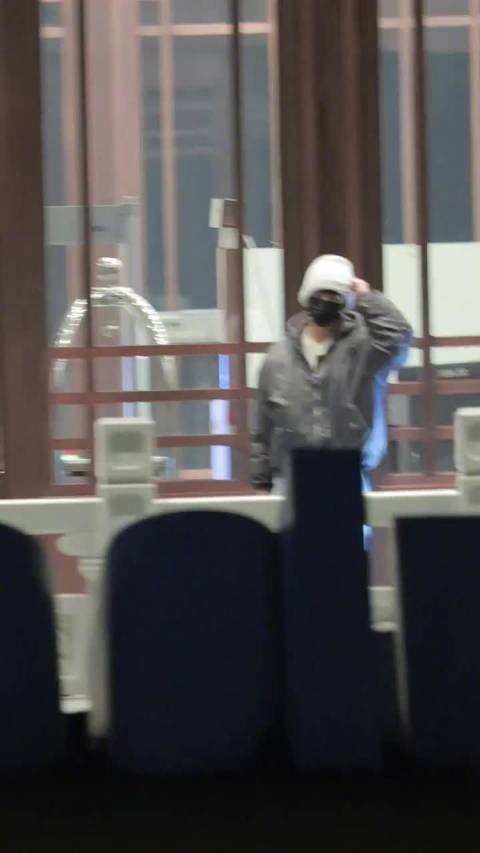 陈哲远综艺路透戴白色毛线帽显乖巧