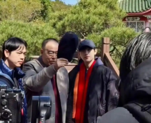 陈凯歌全家与黄晓明一家聚餐，27岁大儿子罕露面沉稳帅气，颜值不输弟弟陈飞宇