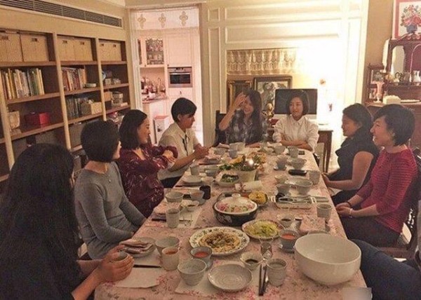 明星晒家人朋友聚餐照，小岳岳最接地气，唐嫣最随性