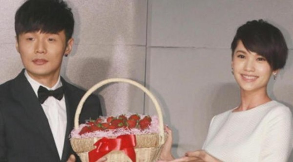 明星情侣同登热搜榜，是蹭热度还是辟绯闻，都不及他们的甜蜜爱情