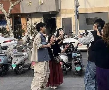 情歌王子形象引争议!苏州街拍真实身高?54岁光良举动赢回口碑!