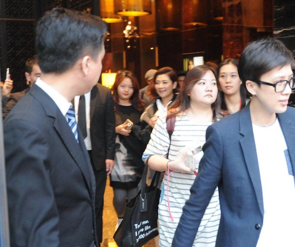 从数字共生到婚姻契约,明星与经纪人结合的科技逻辑与情感密码