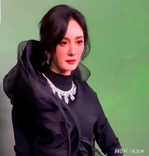 上海红毯明星站位引关注，秦海璐、周冬雨靠边站，C位实至名归