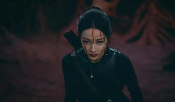 41岁张俪与33岁迪丽热巴同框，明明80后与90后，竟看不出年龄差