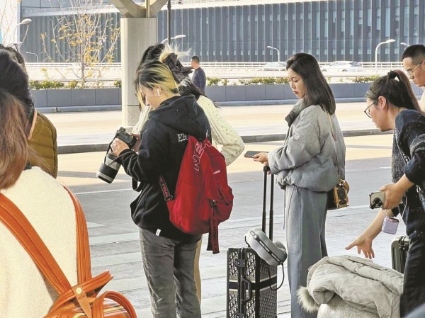 “站姐陪拍”在社交平台火了 部分“站姐”的档期已排到明年