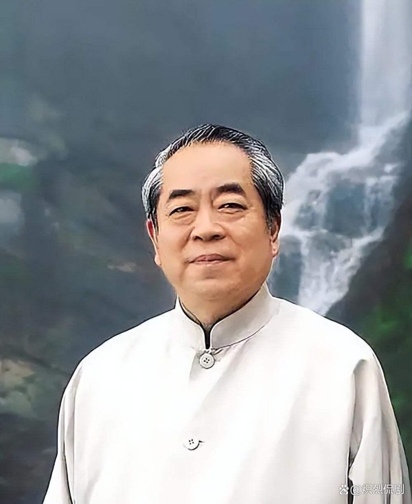 四位明星成名之路与舆论风波：六小龄童范曾张铁林潘长江的荣耀与争议背后