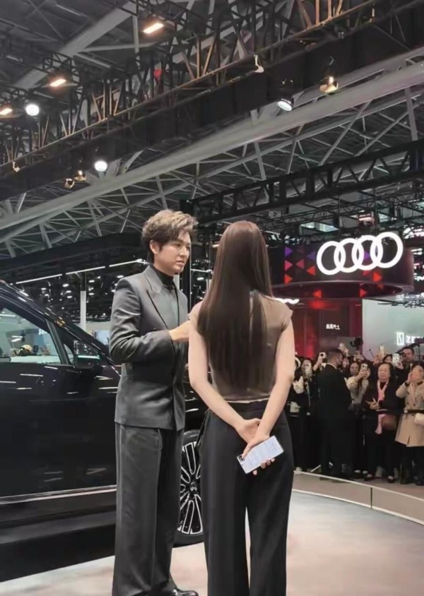 50岁钟汉良现身广州车展，西装革履魅力四射，好帅啊，越老越有味