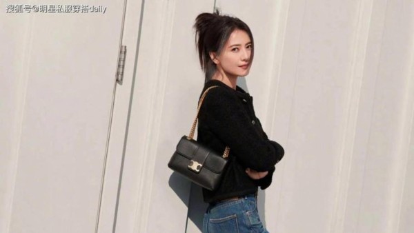 快来看高圆圆这套穿搭好随意,台上认真演讲台下却全场走神,因为大家都在偷偷议论她的服装造型