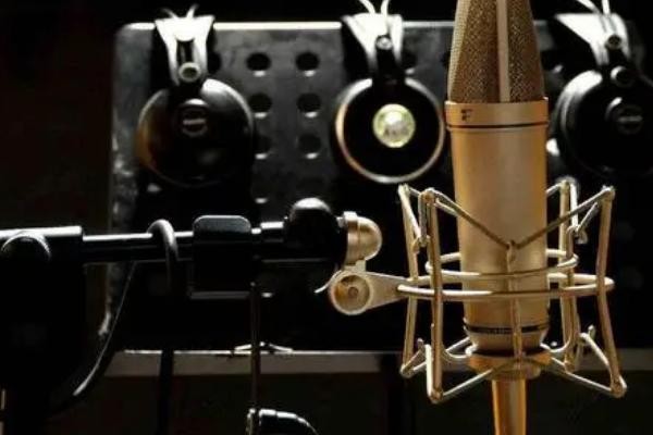 配音演员的上班时间,上班时间大多根据配音任务来定