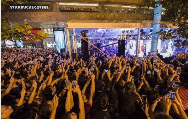 明星可以与粉丝结婚吗?明星粉丝不用上班吗为什么有时间追星 本文共(1047字)