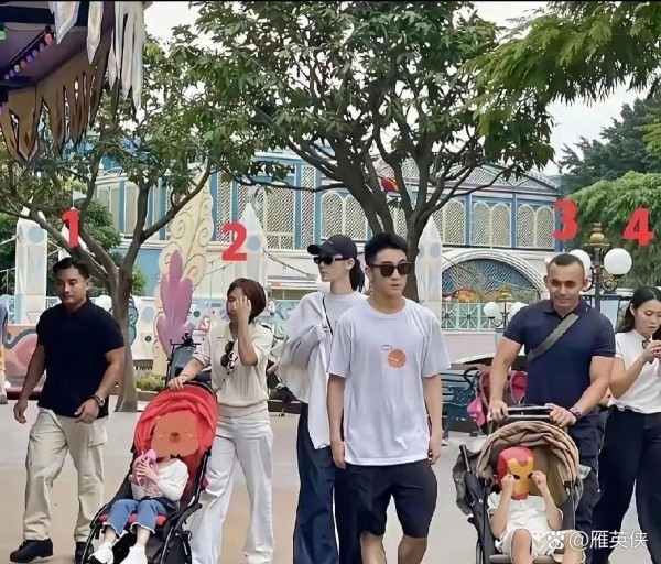 奚梦瑶一家出行的照片里，她带着两个...@雁英侠的动态