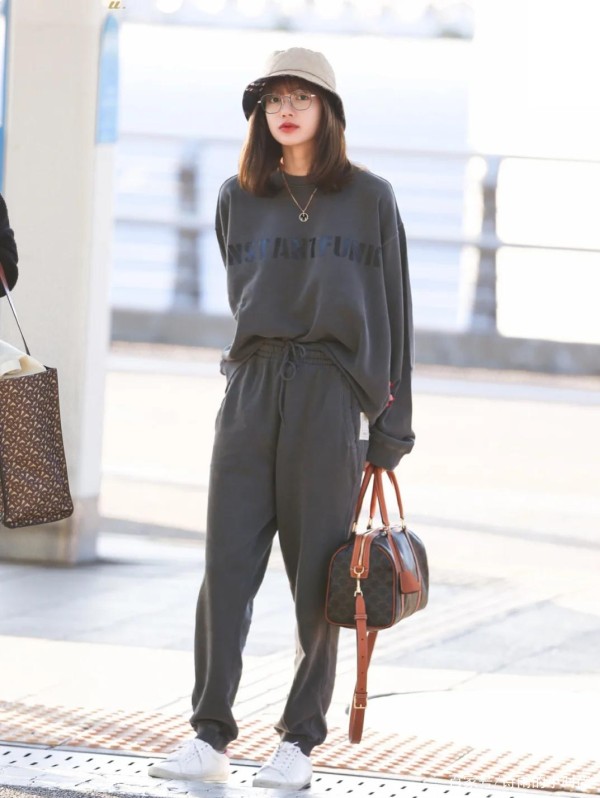 凹造型必备，明星艺人同款时尚帽子，针织帽是C位？