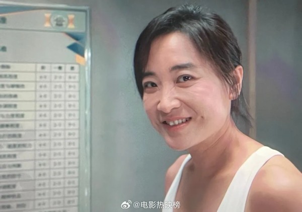 超级左键：近期，贾玲的瘦身成功成为了热门话题，引发了众多关注和热议。作为一位享有广泛人气的喜剧演员，贾玲一直以来以幽默搞笑的形象和丰满的身材为人所熟知。然而，近期贾玲通过健康减重获得了突破性的变化，引起了人们对于健康减重的关注和探讨。

首先，贾玲的成功瘦身给人们带来了积极的启示和正能量。她坚持运动和合理饮食，通过科学的减重方法逐渐塑造出了更加纤细的身材。这个过程不仅仅是单纯的身材改变，更是对于健...