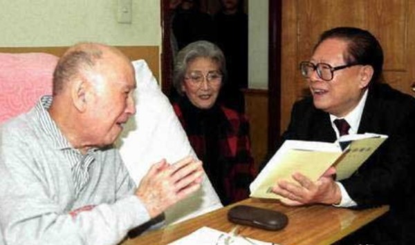 春风化雨阁:国家为什么不能让科学家比明星赚得多?
不是国家不让,而是能做到这一步的科学家太少。换句话来说,做到国家级别的顶级科学家,在意的早就不是钱而是更高层面的东西。
比如受到国家重视行业未来的发展方向和发展目标,就是他们研究确立的,这是比金钱更有价值,影响力更大的东西。
而且这些科学家们得到的津贴和奖金是绝对不会少的,国家可能会亏待他们吗?他们日常生活的方方面面,一定都是受到特殊照顾的,...