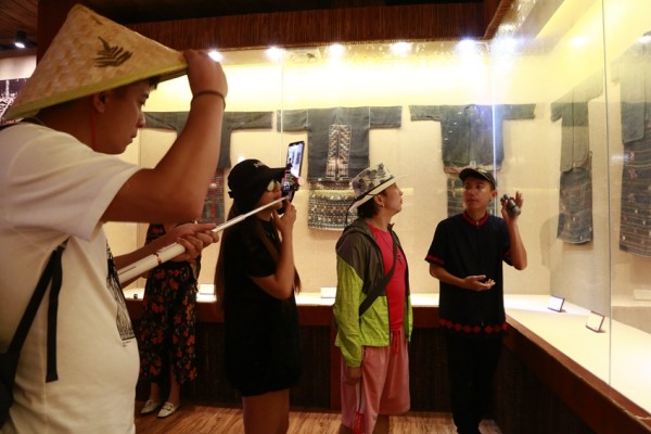 明星网红齐聚槟榔谷 直播带货助农脱贫